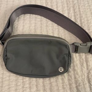 Lululemon Everywhere Belt Bag Asphalt Grey
